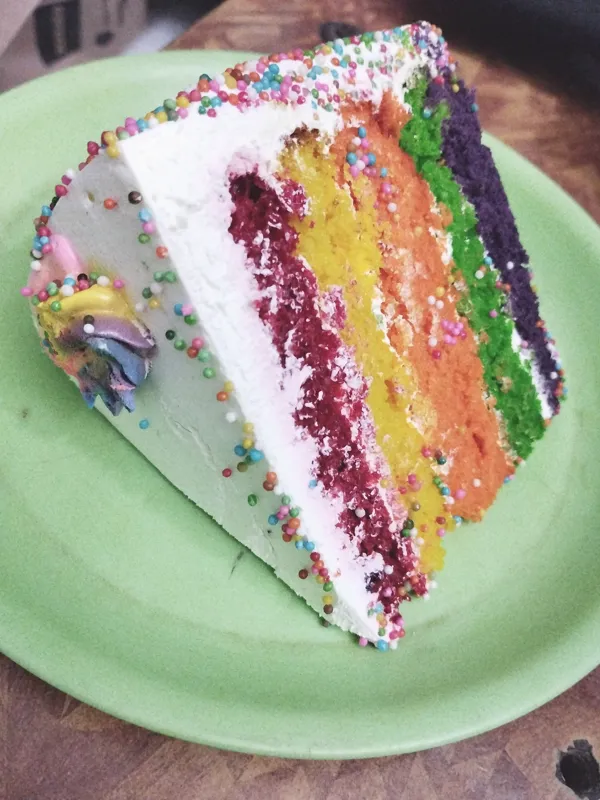 Trozo de torta de capas de colores (foto ilustrativa)